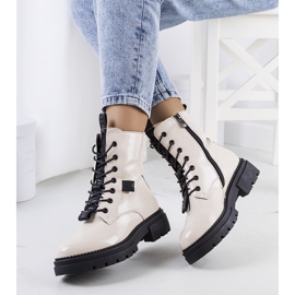 PA1 Casiesin beige-lakatut saappaat 1