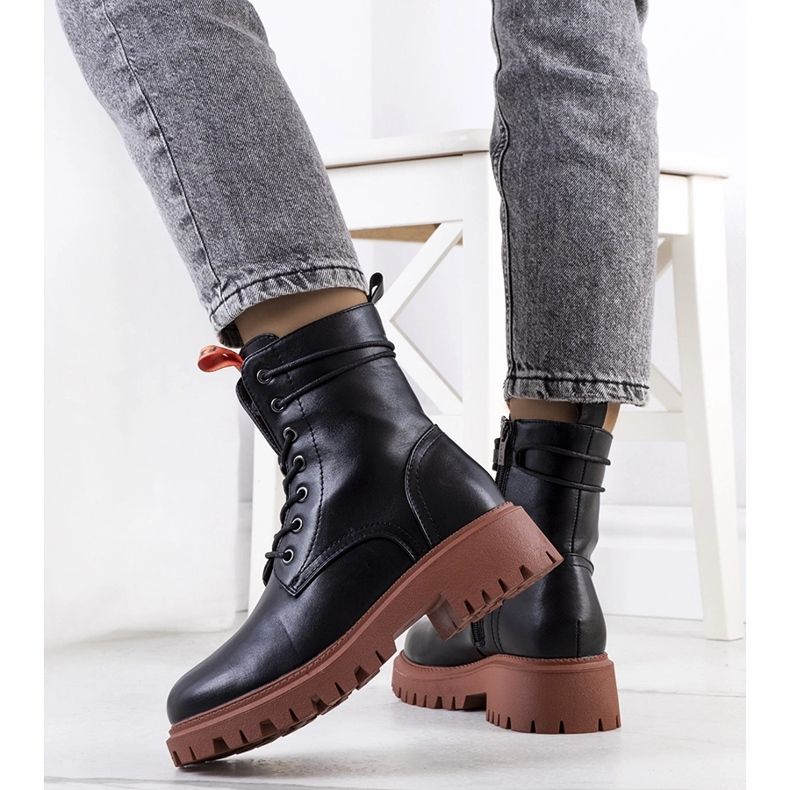 Mustat Sicula ansoja 1