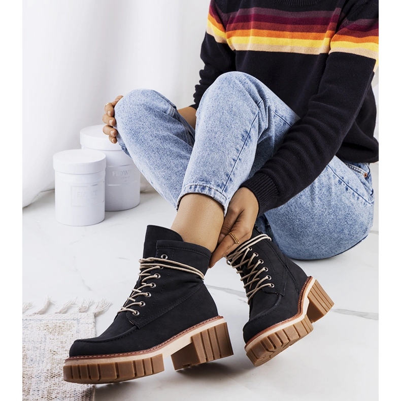 Nicolon mustat ansoja 1