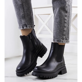 Mustat nilkkurit Alainin alustalla 1