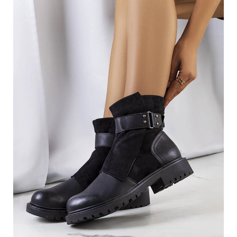 Kevinin mustat saappaat vyöllä 1