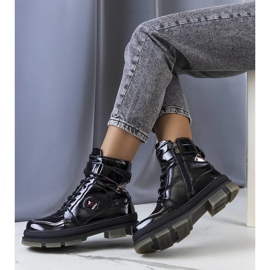 Mustat kiiltonahkasaappaat Salentilta 1