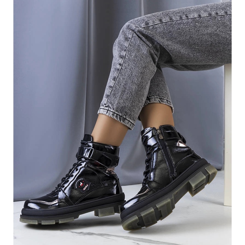 Mustat kiiltonahkasaappaat Salentilta 1