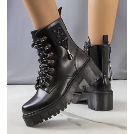 Mustat saappaat koristeellisella Laverda-sidoksella 1