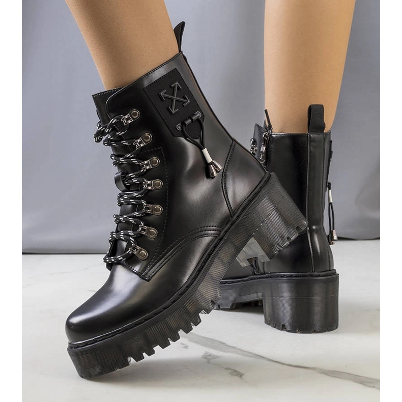 Mustat saappaat koristeellisella Laverda-sidoksella 1