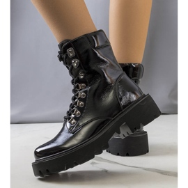 PA1 Mustat saappaat Iglesin traktorin pohjassa 1