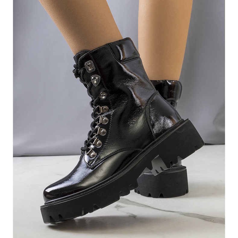 PA1 Mustat saappaat Iglesin traktorin pohjassa 1