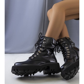 PA1 Mustat saappaat traktorin pohjassa Delle 1