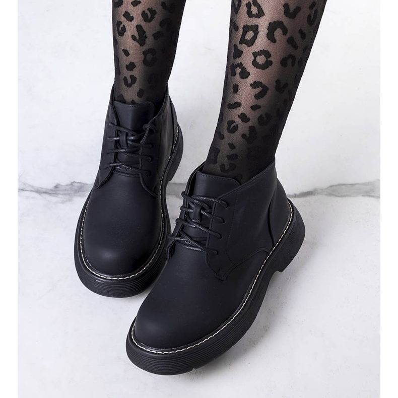 PA1 Savinon mustat eristetyt saappaat 1