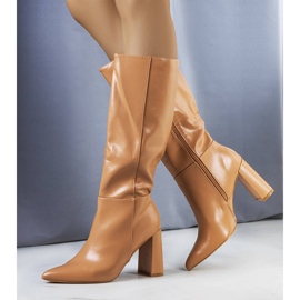 Beiget saappaat Adair-postissa 1