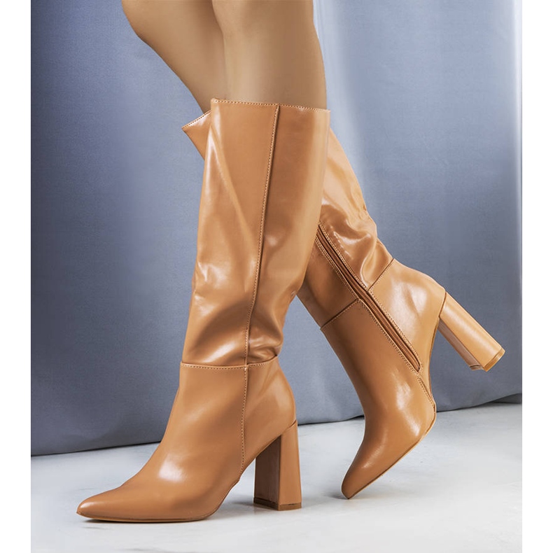 Beiget saappaat Adair-postissa 1