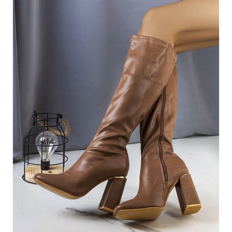 Ruskeat saappaat Sarabi-postissa 1