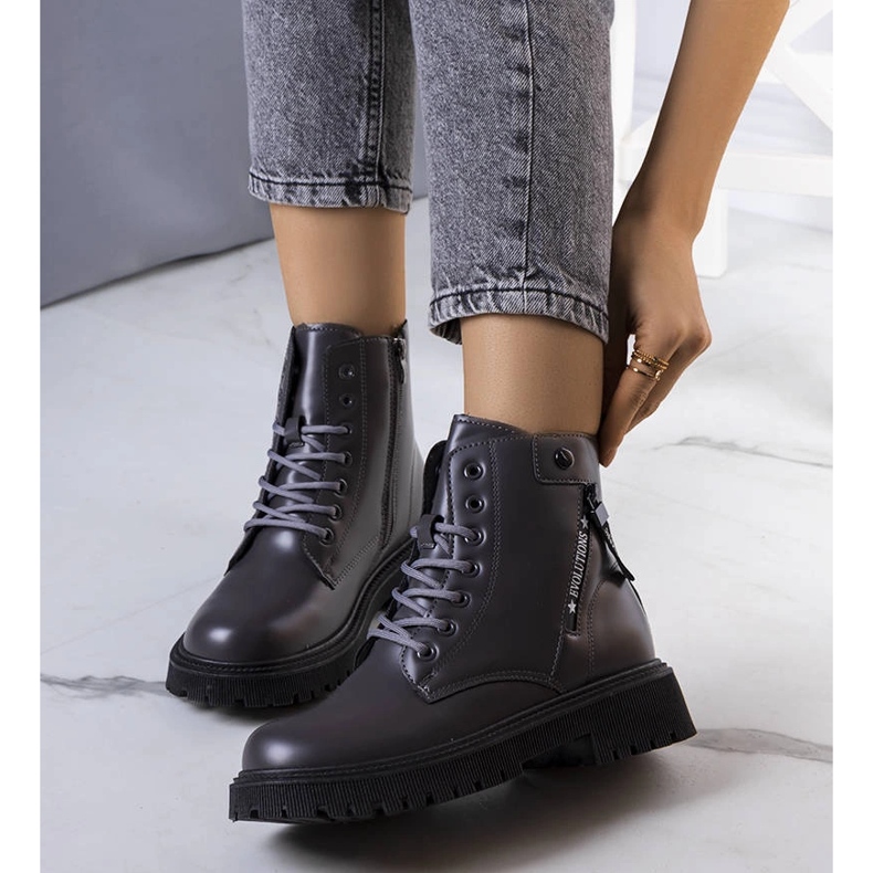 Harmaat eristetyt Anjan saappaat 1