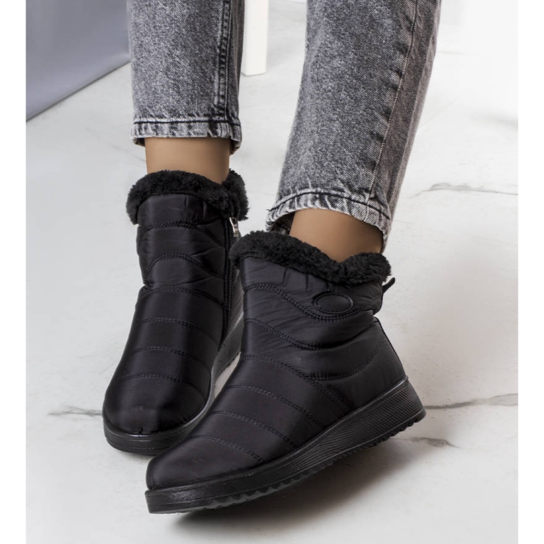 Inna Mustat eristetyt lumikengät Fiedleriltä 1