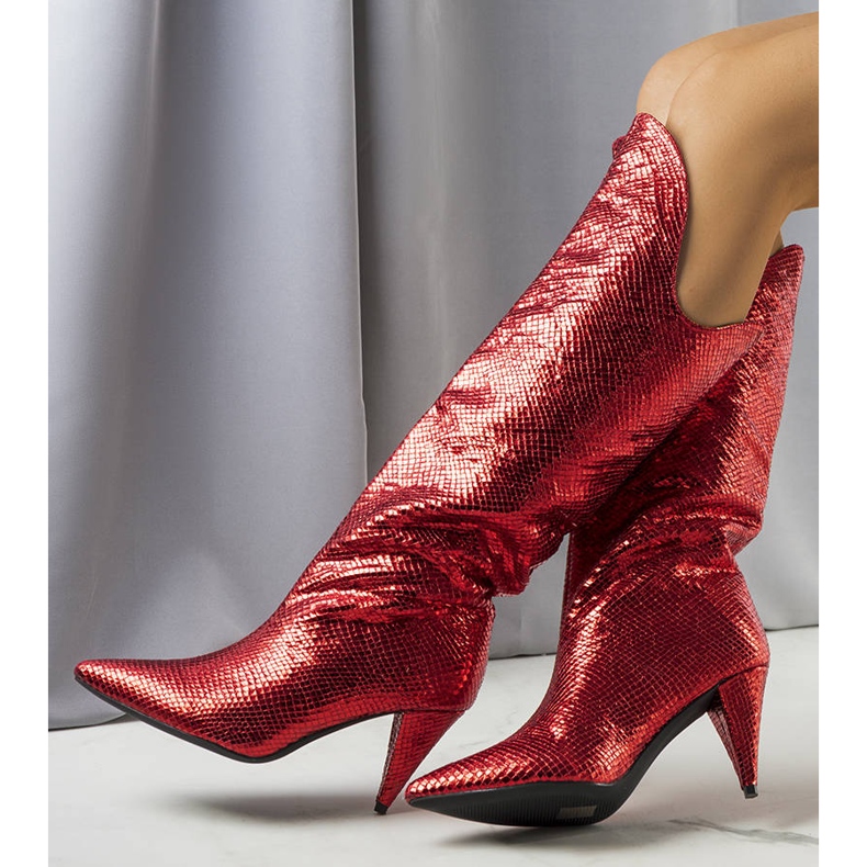 BM Kova punaiset eristetyt saappaat punainen 1