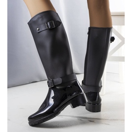 Mustat korkeat saappaat Lahdesta 1