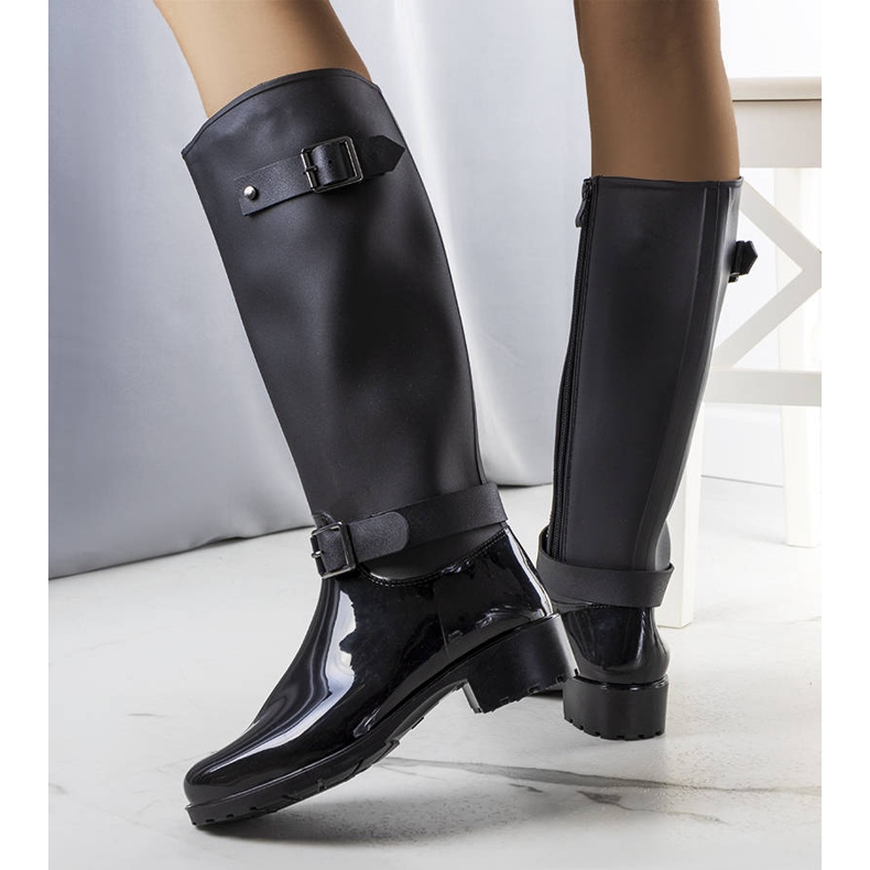 Mustat korkeat saappaat Lahdesta 1