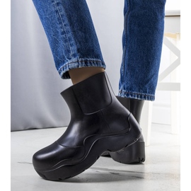 Mustat kumisaappaat korkeassa Frolo-pohjassa 1