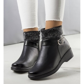 PA1 Mustat, eristetyt saappaat kiilassa Bryson 1