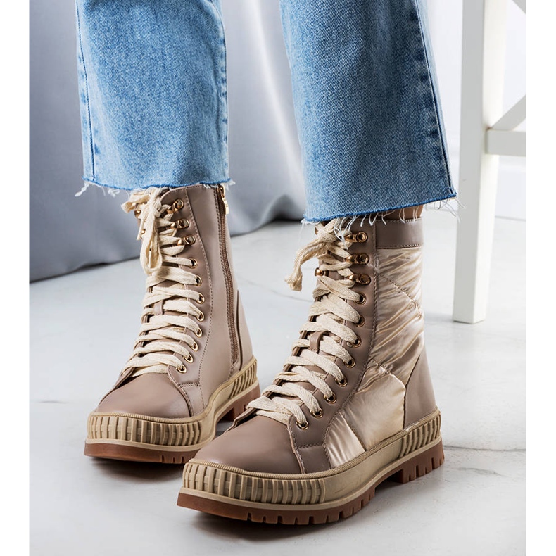 Beiget eristettyjä saappaat Haminalta 1