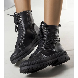 Mustat eristetyt saappaat Haminalta 1