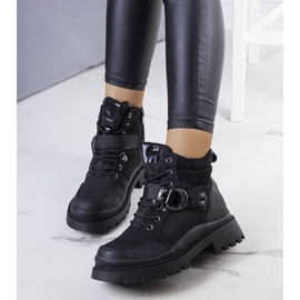 PA1 Mustat eristetyt Zakiran saappaat 1