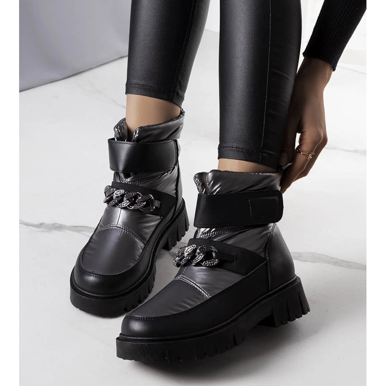 Hopeanväriset lumisaappaat Ephraim-ketjulla musta 1