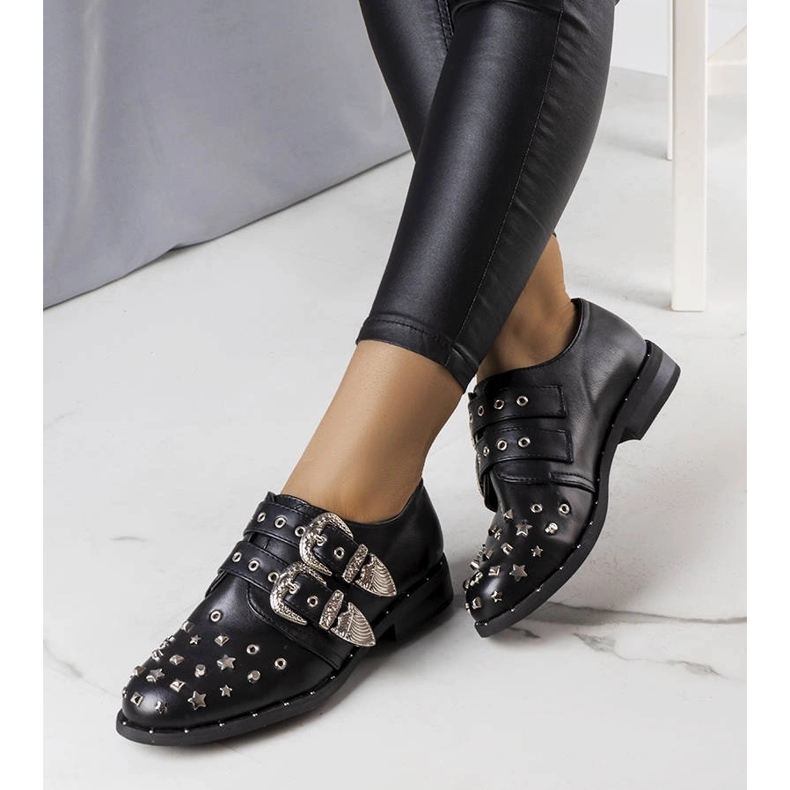 Mustat Boisi kengät nastoilla 1