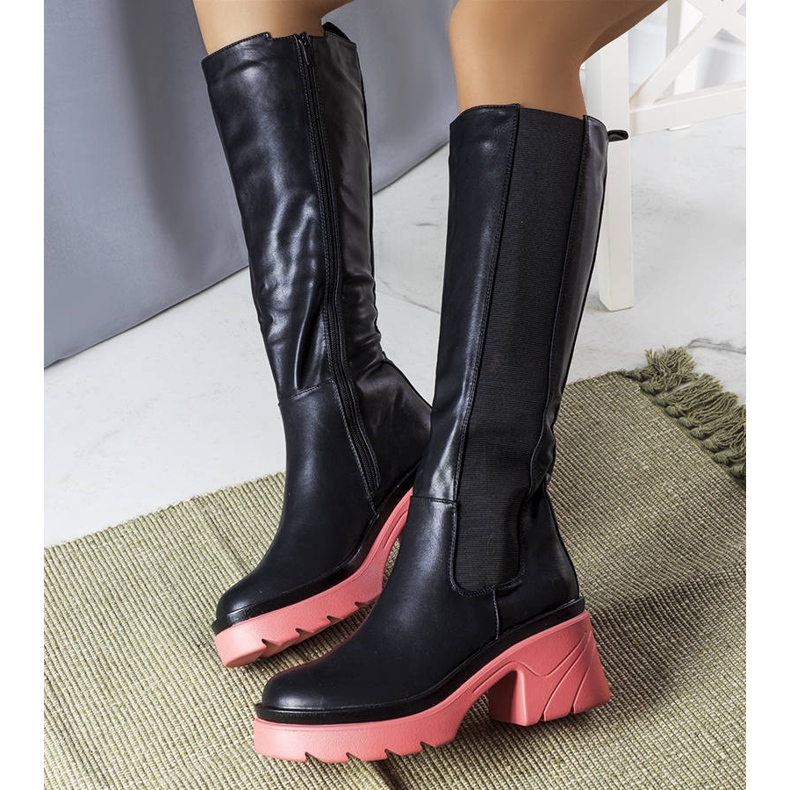 BM Charlan mustat saappaat vaaleanpunaisilla pohjalla 1