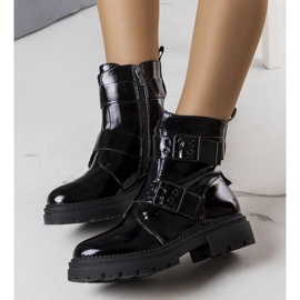 Mustaksi lakatut eristetyt saappaat Falerilta 1