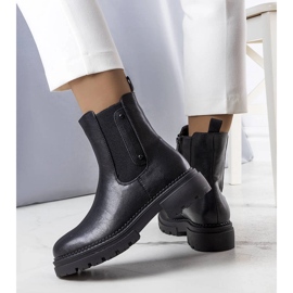 Caronin mustat eristetyt saappaat 1