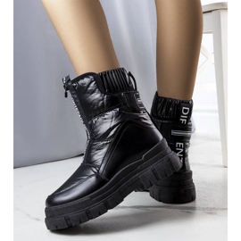 Giovannin mustat tikatut lumisaappaat 1