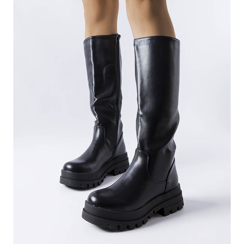 Staniksen mustat eristetyt saappaat 1