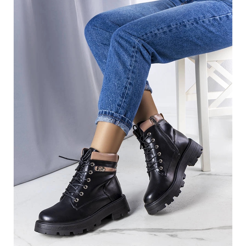 Mustat eristetyt Artoisin saappaat beige 1