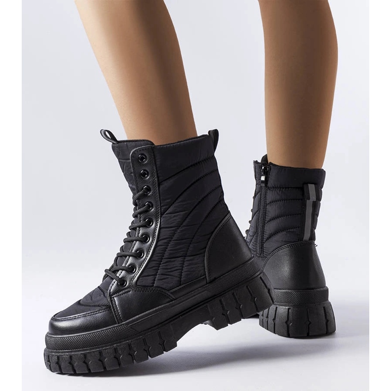 Collin mustat eristetyt lumisaappaat 1