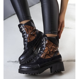 Mustat eristetyt saappaat, jotka on koristeltu Fox-sisäkkeillä 1