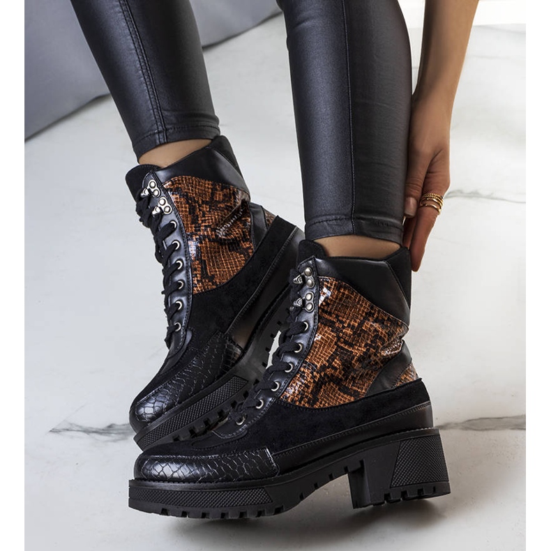 Mustat eristetyt saappaat, jotka on koristeltu Fox-sisäkkeillä 1