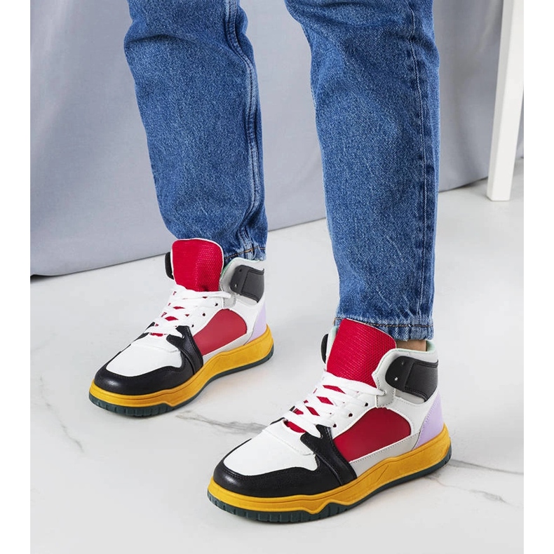 Elizabethin mustat ja punaiset korkeat lenkkarit valkoinen 1