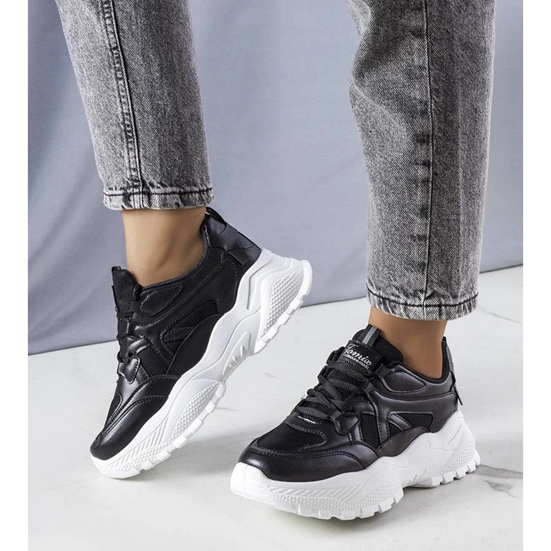 Mustat tennarit massiivisessa Lorene-pohjassa 1