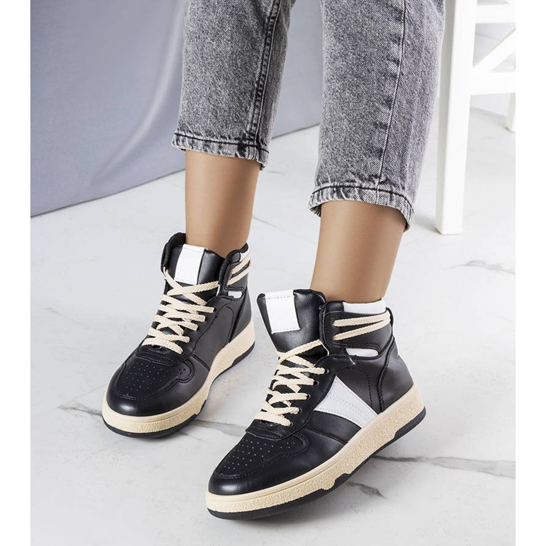 Robinin mustat nilkkurit 1