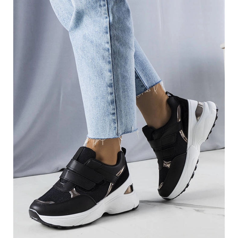 Mustat tennarit massiivisessa Elsie-pohjassa 1