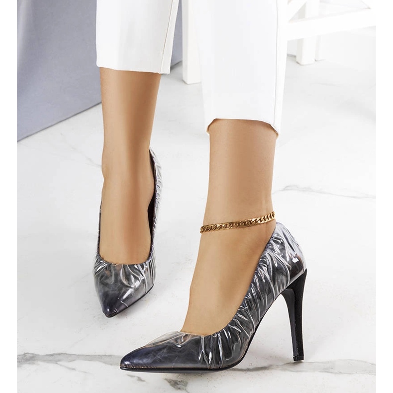 Mustat korkokengät päällystetty Erika-foliolla 1