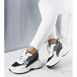 Mustat tennarit, joissa on Lora-monogrammi 1