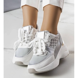 Harmaat tennarit, jotka on koristeltu Lora-monogrammilla 1