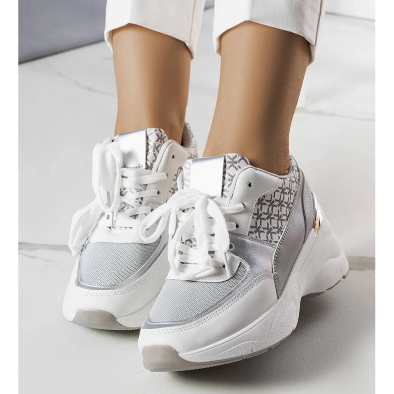 Harmaat tennarit, jotka on koristeltu Lora-monogrammilla 1