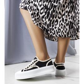 PA1 Connien mustat alustalenkkarit 1