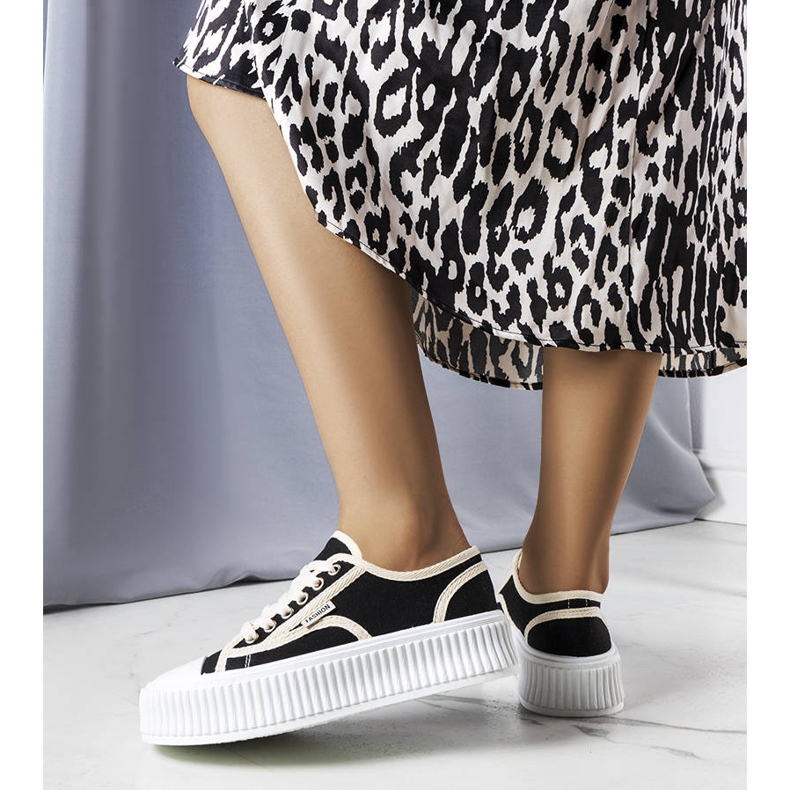 PA1 Connien mustat alustalenkkarit 1