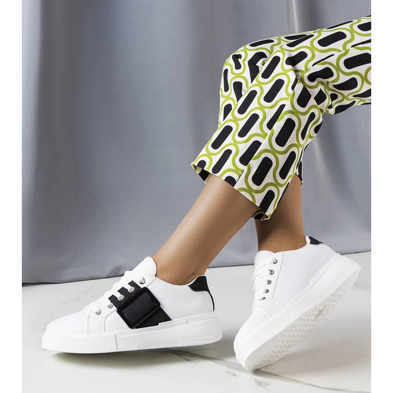 Valkoiset tennarit, joissa on musta Erin-solki valkoinen 1