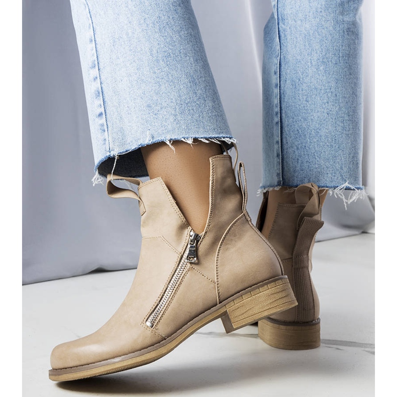 Beiget saappaat leikkauksilla Pat 1