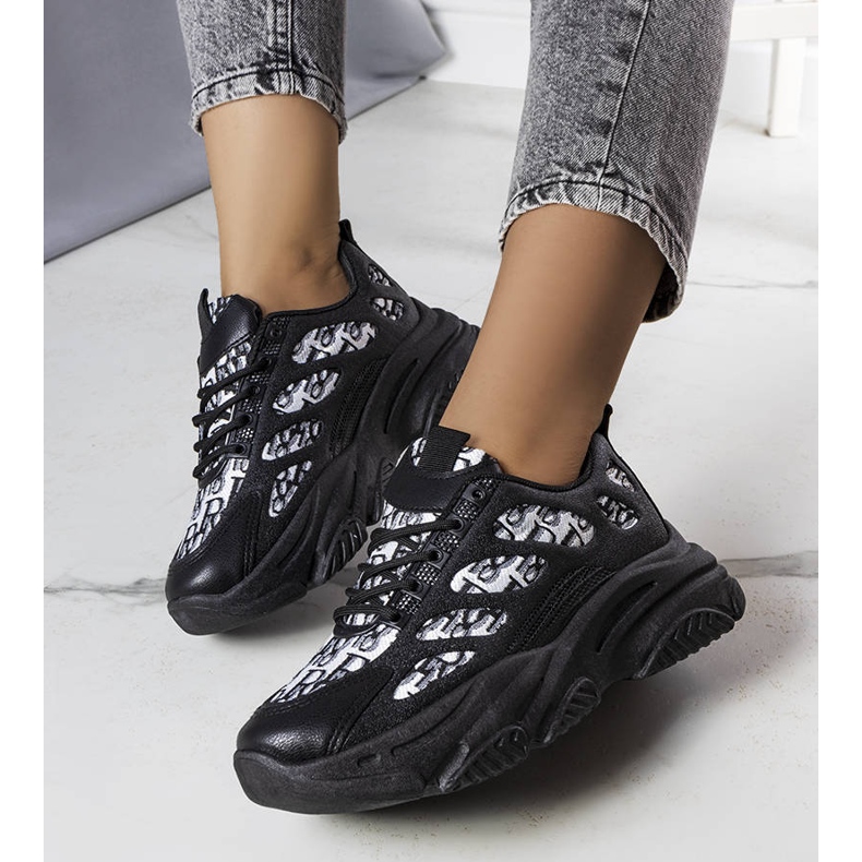 PA1 Mustat tennarit, joissa on Kara-printti 1